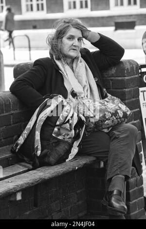Fotografia di strada che cattura la vita quotidiana di ogni gente di giorno che va circa le loro vite occupate Foto Stock
