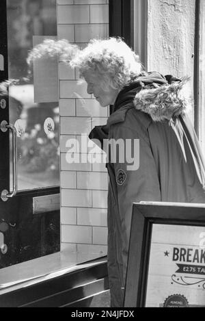 Fotografia di strada che cattura la vita quotidiana di ogni gente di giorno che va circa le loro vite occupate Foto Stock
