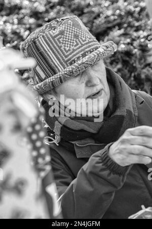 Fotografia di strada che cattura la vita quotidiana di ogni gente di giorno che va circa le loro vite occupate Foto Stock