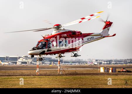 Elicottero AW-139 di Vigili del fuoco, Malpensa, Italia Foto Stock