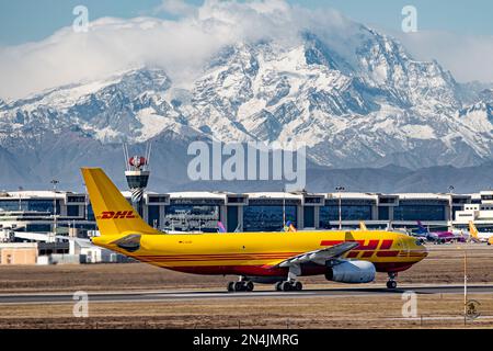 DHL Cargoplane su Malpensa, Milano, Italia Foto Stock