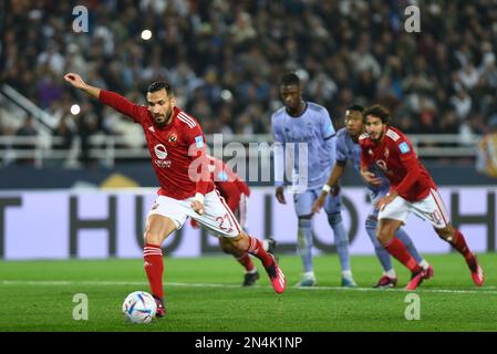 Rabat, Marocco. 08th Feb, 2023. Ali Maaloul (L) di al Ahly segna il primo goal del gioco del suo fianco a causa di una penalità durante la partita di calcio semifinale della Coppa del mondo FIFA Club tra al Ahly e il Real Madrid allo stadio Prince Moulay Abdellah. Credit: -/dpa/Alamy Live News Foto Stock