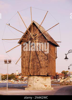 Mulino a vento in legno sull'istmo, Nesebar, Bulgaria Foto Stock