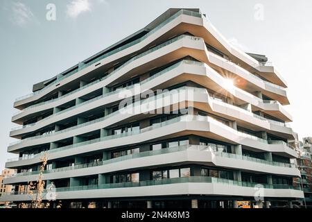 Praga, Repubblica Ceca - Febbraio 2023. Alto e moderno edificio di appartamenti a Praga. Architettura geometrica Foto Stock