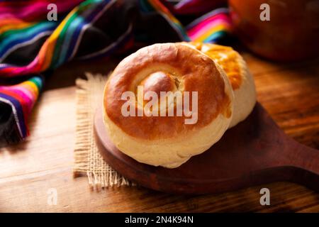 Bisquet. Conosciuto anche come Bisquets Chinos, è uno dei pani tradizionali del Messico, comunemente consumato caldo, tagliato a metà e spalmato con burro e f Foto Stock