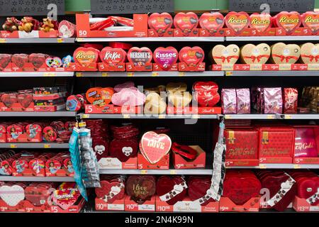 Mostra al negozio di vari marchi di scatole di cioccolatini a forma di cuore per San Valentino. STATI UNITI. Foto Stock