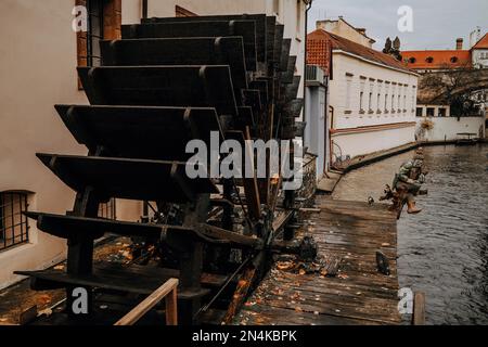 Antico mulino ad acqua in legno sull'isola di Kampa a Praga, fiume canale. Foto Stock