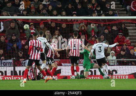 Sunderland, Regno Unito. Il 8th febbraio 2023Fulham Layvin Kurzawa segna il terzo goal durante il replay della fa Cup Fourth Round tra Sunderland e Fulham allo Stadium of Light di Sunderland mercoledì 8th febbraio 2023. (Foto: Mark Fletcher | NOTIZIE MI) Credit: NOTIZIE MI & Sport /Alamy Live News Foto Stock