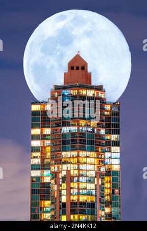 North Miami Beach, Sunny Isles Skyline at Night Trump Tower, Aqualina Residences e Hotel Full Moonrise Floridas East Coast Miami Beach, Miami Flori Foto Stock