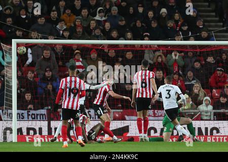 Sunderland, Regno Unito. Il 8th febbraio 2023Fulham Layvin Kurzawa segna il terzo goal durante il replay della fa Cup Fourth Round tra Sunderland e Fulham allo Stadium of Light di Sunderland mercoledì 8th febbraio 2023. (Foto: Mark Fletcher | NOTIZIE MI) Credit: NOTIZIE MI & Sport /Alamy Live News Foto Stock