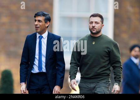 Il primo ministro britannico Rishi Sunak dà il benvenuto al presidente dell'Ucraina, Volodymyr Zelenskyy, al numero 10 di Downing Street, Londra. Il Presidente ucraino Foto Stock
