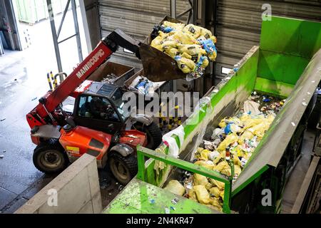 Danzica, Polonia. 08th Feb, 2023. Caricatore retroescavatore visto durante il lavoro presso l'impianto di smistamento dei rifiuti modernizzato a Zaklad Utylizacyjny Szadolki. I lavori di modernizzazione costano 68,8 milioni di PLN. Grazie a questo impianto di installazione modernizzato sarà in grado di recuperare molte più materie prime dai rifiuti residui, nonché plastica e metalli per ottimizzare i costi di esercizio degli impianti. (Foto di Mateusz Slodkowski/SOPA Images/Sipa USA) Credit: Sipa USA/Alamy Live News Foto Stock