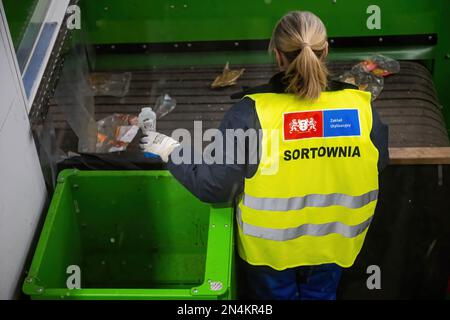 Danzica, Polonia. 08th Feb, 2023. Un addetto alla smistamento ha visto ispezionare una linea di smistamento presso l'impianto di smistamento dei rifiuti modernizzato di Zaklad Utylizacyjny Szadolki. I lavori di modernizzazione costano 68,8 milioni di PLN. Grazie a questo impianto di installazione modernizzato sarà in grado di recuperare molte più materie prime dai rifiuti residui, nonché plastica e metalli per ottimizzare i costi di esercizio degli impianti. (Foto di Mateusz Slodkowski/SOPA Images/Sipa USA) Credit: Sipa USA/Alamy Live News Foto Stock