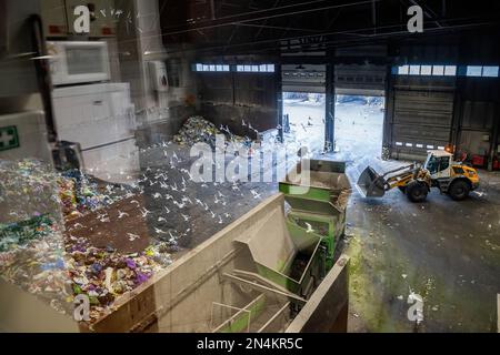 Danzica, Polonia. 08th Feb, 2023. Caricatore retroescavatore visto durante il lavoro presso l'impianto di smistamento dei rifiuti modernizzato a Zaklad Utylizacyjny Szadolki. I lavori di modernizzazione costano 68,8 milioni di PLN. Grazie a questo impianto di installazione modernizzato sarà in grado di recuperare molte più materie prime dai rifiuti residui, nonché plastica e metalli per ottimizzare i costi di esercizio degli impianti. (Foto di Mateusz Slodkowski/SOPA Images/Sipa USA) Credit: Sipa USA/Alamy Live News Foto Stock