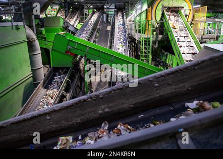 Danzica, Polonia. 08th Feb, 2023. Le linee di smistamento sono in funzione presso l'impianto di smistamento dei rifiuti modernizzato di Zaklad Utylizacyjny Szadolki. I lavori di modernizzazione costano 68,8 milioni di PLN. Grazie a questo impianto di installazione modernizzato sarà in grado di recuperare molte più materie prime dai rifiuti residui, nonché plastica e metalli per ottimizzare i costi di esercizio degli impianti. (Foto di Mateusz Slodkowski/SOPA Images/Sipa USA) Credit: Sipa USA/Alamy Live News Foto Stock