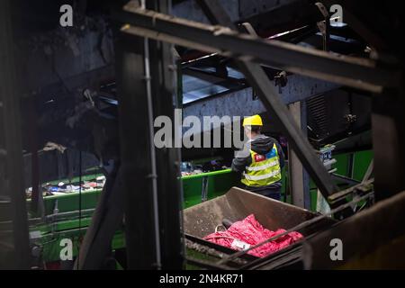 Danzica, Polonia. 08th Feb, 2023. Un addetto alla smistamento ha visto ispezionare una linea di smistamento presso l'impianto di smistamento dei rifiuti modernizzato di Zaklad Utylizacyjny Szadolki. I lavori di modernizzazione costano 68,8 milioni di PLN. Grazie a questo impianto di installazione modernizzato sarà in grado di recuperare molte più materie prime dai rifiuti residui, nonché plastica e metalli per ottimizzare i costi di esercizio degli impianti. (Foto di Mateusz Slodkowski/SOPA Images/Sipa USA) Credit: Sipa USA/Alamy Live News Foto Stock