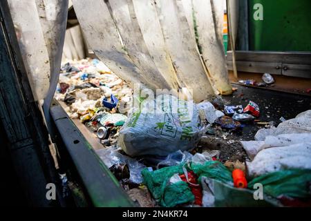 Danzica, Polonia. 08th Feb, 2023. Linea di smistamento vista piena di rifiuti in funzione presso l'impianto di smistamento dei rifiuti modernizzato di Zaklad Utylizacyjny Szadolki. I lavori di modernizzazione costano 68,8 milioni di PLN. Grazie a questo impianto di installazione modernizzato sarà in grado di recuperare molte più materie prime dai rifiuti residui, nonché plastica e metalli per ottimizzare i costi di esercizio degli impianti. (Foto di Mateusz Slodkowski/SOPA Images/Sipa USA) Credit: Sipa USA/Alamy Live News Foto Stock