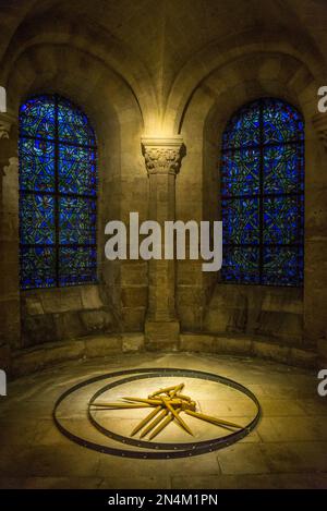 Candele sul pavimento, la cripta del 12th ° secolo nella Basilica di Saint-Denis, Parigi, Francia Foto Stock