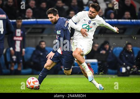 Lionel (Leo) MESSI di PSG e Cengiz UNDER di Marsiglia durante la Coppa di Francia, gara di 16 partita di calcio tra Olympique de Marseille e Parigi Saint-Germain il 8 febbraio 2023 allo stadio Velodrome di Marsiglia, Francia - Foto: Matthieu Mirville/DPPI/LiveMedia Foto Stock