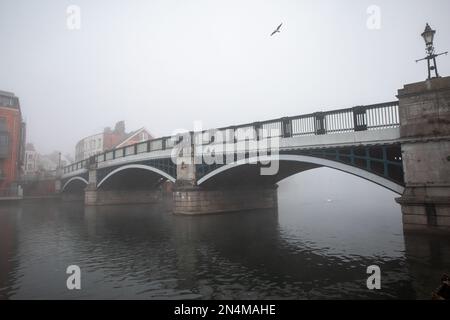 Windsor, Regno Unito. 8th febbraio, 2023. Il ponte di Windsor è raffigurato nella nebbia gelida. Il MET Office ha emesso un avvertimento meteorologico giallo per il congelamento della nebbia in tutto il Berkshire. Credit: Notizie dal vivo di Mark Kerrison/Alamy Foto Stock