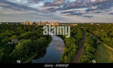 Giugno 29 Londra Ontario Canada, Londra Ontario Skyline da Greenway Park Estate del 2022. Luke Durda/Alamy Foto Stock