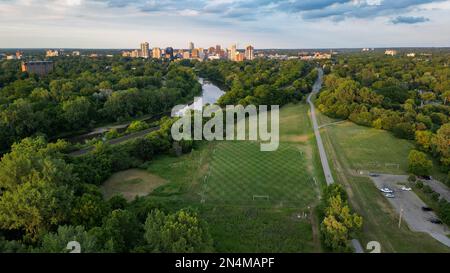 Giugno 29 Londra Ontario Canada, Londra Ontario Skyline da Greenway Park Estate del 2022. Luke Durda/Alamy Foto Stock