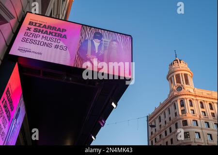 Bizarrap x Shakira BZRP Music Sessions #53 pubblicizzato su uno schermo da Amazon Music in Gran Via, Madrid, Spagna Foto Stock