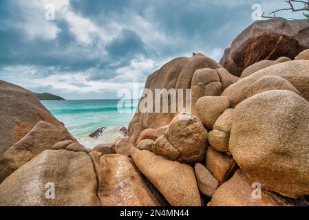Incredibile e pittoresca spiaggia paradisiaca con rocce di granito e sabbia bianca, concetto di viaggio alle Seychelles. Foto Stock