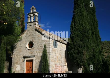 Vecchia chiesa di San Theodor a Malo Grablje, piccolo Grablje, villaggio fantasma, villaggio abbandonato sull'isola di Hvar, Croazia Foto Stock