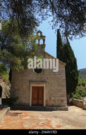 Vecchia chiesa di San Theodor a Malo Grablje, piccolo Grablje, villaggio fantasma, villaggio abbandonato sull'isola di Hvar, Croazia Foto Stock