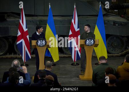 Dorset, Regno Unito. 08th Feb, 2023. Il primo ministro britannico Rishi Sunak, a sinistra, e il presidente ucraino Volodymyr Zelenskyy, a destra, tengono una conferenza stampa in piedi di fronte a un carro armato principale Challenger 2 dopo una visita al Bovington Camp Armour Centre, 8 febbraio 2023 a Dorset, Regno Unito. L'esercito britannico sta addestrando i soldati ucraini sui carri armati Challenger 2. Credit: Foto piscina/Ufficio stampa presidenziale ucraino/Alamy Live News Foto Stock