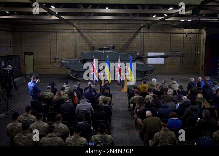 Dorset, Regno Unito. 08th Feb, 2023. Il primo ministro britannico Rishi Sunak, a sinistra, e il presidente ucraino Volodymyr Zelenskyy, a destra, tengono una conferenza stampa in piedi di fronte a un carro armato principale Challenger 2 dopo una visita al Bovington Camp Armour Centre, 8 febbraio 2023 a Dorset, Regno Unito. L'esercito britannico sta addestrando i soldati ucraini sui carri armati Challenger 2. Credit: Foto piscina/Ufficio stampa presidenziale ucraino/Alamy Live News Foto Stock