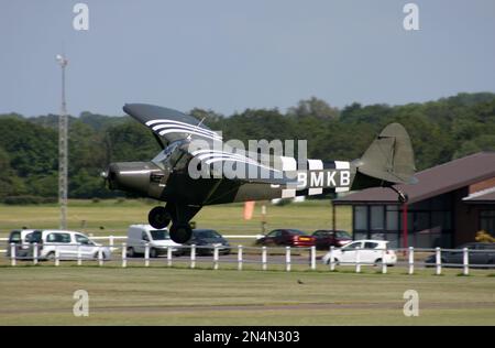 Un Piper PA-18-135 Super Cub parte Redhill Aerodromo Surrey Foto Stock