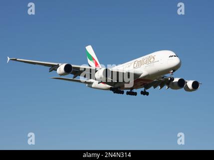 Un Airbus A380 di Emirates si avvicina all'aeroporto Gatwick di Londra Foto Stock
