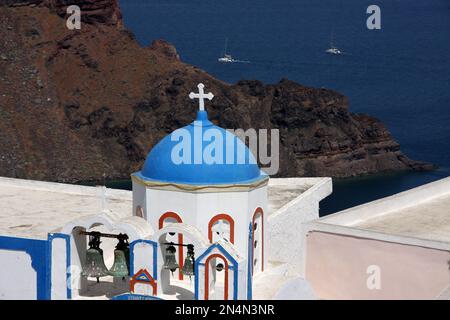 Una vista dalla chiesa del villaggio di Manolas sulla Thirasia guardando verso il porto sottostante Foto Stock