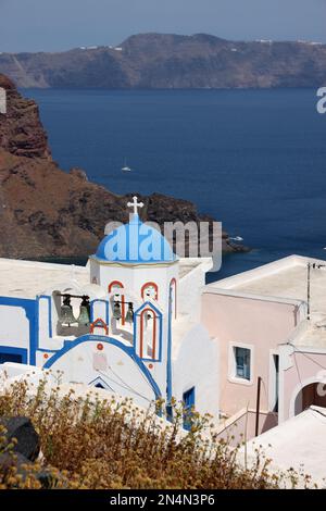 Una vista dal villaggio di Manolas sulla Thirasia che guarda attraverso la caldera a Santorini Foto Stock