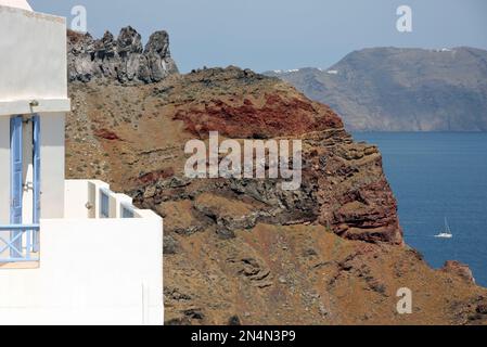 Una vista dal villaggio di Manolas sulla Thirasia che guarda attraverso la caldera a Santorini Foto Stock