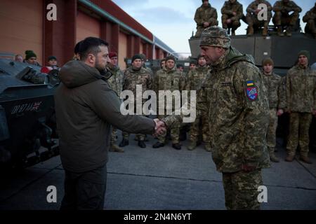 Dorset, Regno Unito. 08th Feb, 2023. Il presidente ucraino Volodymyr Zelenskyy, a sinistra, presenta le medaglie di servizio ai soldati ucraini durante una visita al Bovington Camp Armour Centre, 8 febbraio 2023 a Dorset, Regno Unito. Sunak e Zelenskyy hanno visitato i soldati ucraini addestrati dall'esercito britannico sui carri armati Challenger 2. Credit: Foto piscina/Ufficio stampa presidenziale ucraino/Alamy Live News Foto Stock