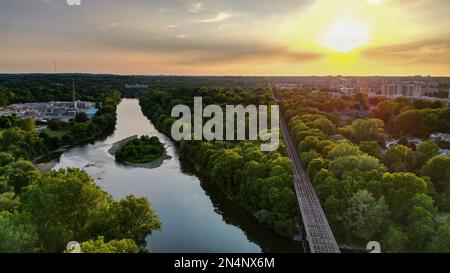 London Ontario Canada, 29 2022 giugno, tramonto sui binari del treno a Greenway Park. Luke Durda/Alamy Foto Stock