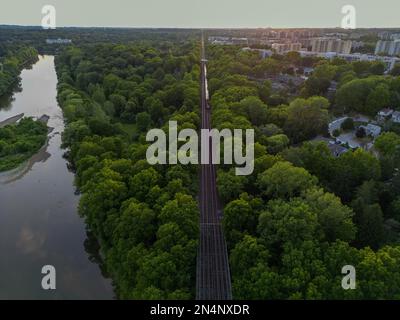 London Ontario Canada, 29 2022 giugno, tramonto sui binari del treno a Greenway Park. Luke Durda/Alamy Foto Stock