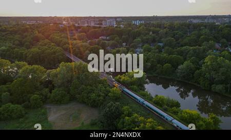 London Ontario Canada, 29 2022 giugno, tramonto sui binari del treno a Greenway Park. Luke Durda/Alamy Foto Stock