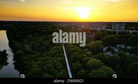 London Ontario Canada, 29 2022 giugno, tramonto sui binari del treno a Greenway Park. Luke Durda/Alamy Foto Stock