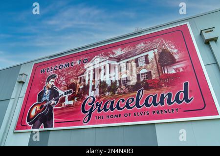 Cartello di benvenuto all'ingresso dell'Elvis Presley's Memphis Entertainment Complex a Graceland a Memphis, Tennessee. Foto Stock