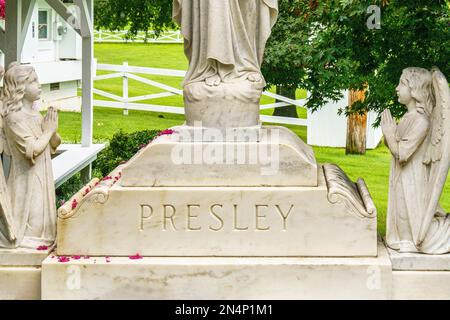 Inginocchiare gli Angeli sulla spaventata statua del cuore di Gesù nel Giardino della meditazione di Graceland, la casa di Elvis Presley a Memphis, Tennessee. Foto Stock