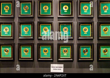 Wall of Elvis Gold Records nel Memphis Entertainment Complex di Elvis Presley a Graceland a Memphis, Tennessee. Foto Stock