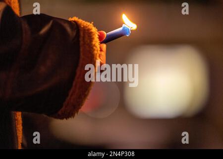 200 candele sono state poste sul Falmouth Moor per rappresentare i 200 bambini rifugiati scomparsi secondo l'Home Office negli hotel approvati dal governo. Foto Stock