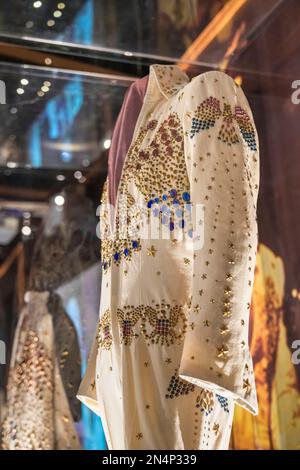 Costume Elvis Sequined Stage in mostra nel complesso di intrattenimento Elvis Presley's Memphis a Graceland a Memphis, Tennessee. Foto Stock