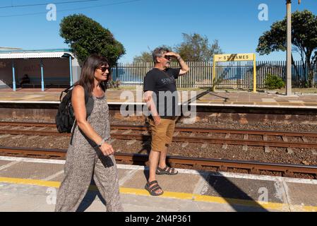 Stazione ferroviaria di St James Western Cape, Sud Africa. 2023. I turisti aspettano un treno passeggeri sul binario della stazione di St James vicino a Città del Capo. Foto Stock