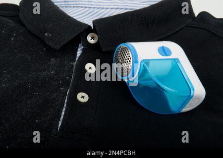 Pelucchi elettrici; foto su camicia nera con macchie. Foto Stock