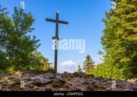 Cima del Monte Lysica con croce commemorativa vicino al villaggio di Swieta Katarzyna e Bodzentyn al percorso turistico attraverso i monti Swietokrzyskie in Polonia Foto Stock